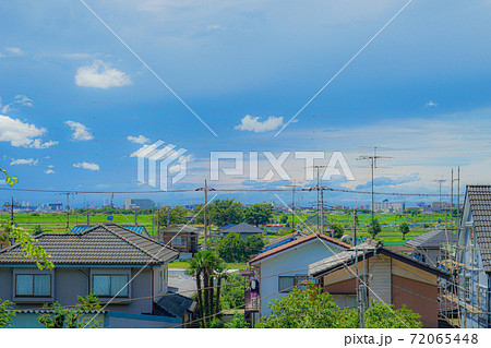 矢切の街並みと青空 72065448