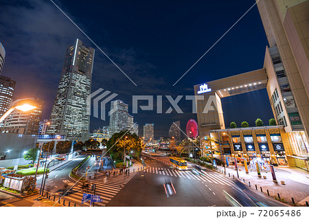 日本の横浜都市景観　コロナ禍・桜木町駅前は再び人影もまばらに…＝2020年12月1日 72065486