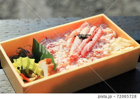 おいしい紅ズワイガニのかに寿司 72065728