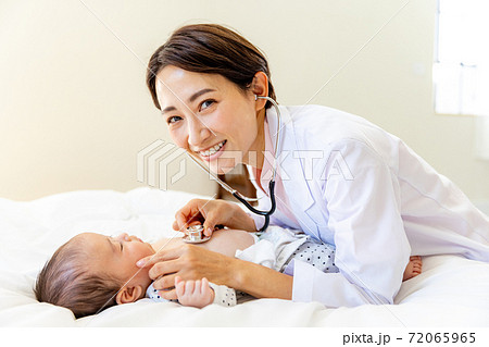 小児科 女性 赤ちゃんの写真素材