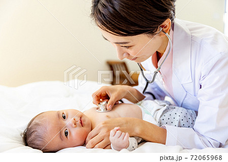 小児科 女性 赤ちゃんの写真素材