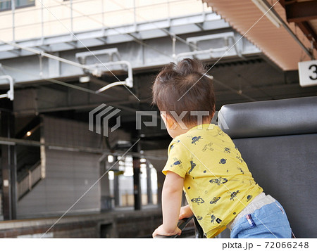 駅のベンチから電車を待つ子供 72066248