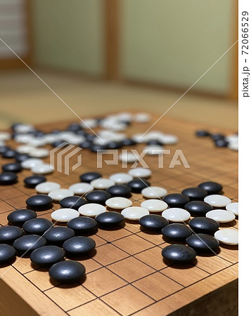 碁盤に置かれている二色の碁石 72066529