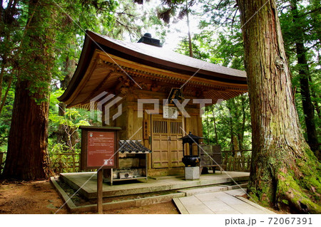 高野山　奥の院　厳密堂　（ 和歌山県 伊都郡 高野町 ） 72067391