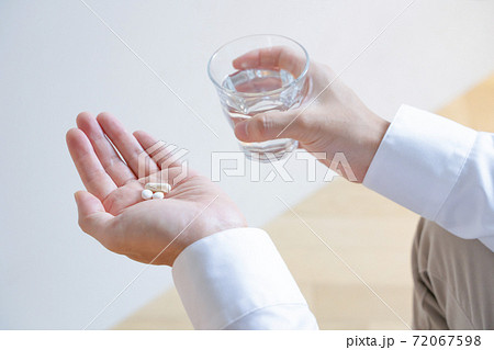 薬を飲む男性 72067598
