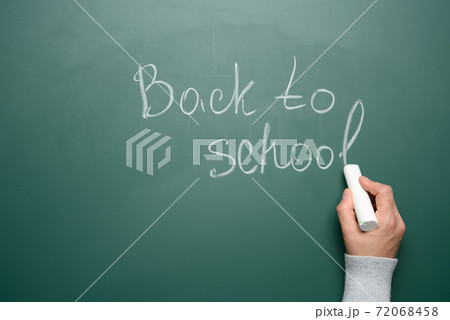 lettering back to school in white chalk on a green chalk board lettering back to school in white chalk on a green chalk board 72068458