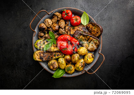 Grilled vegetables and mushrooms 72069095