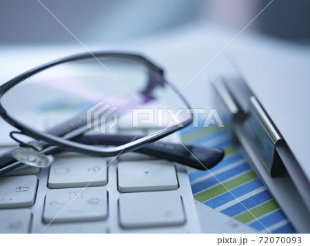 ビジネスイメージ・グラフ・書類・PC・メガネ  72070093