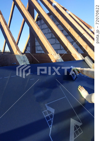 The worker stapler attaches to the rafter gidrobarier 72070622