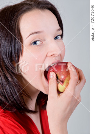 The portrait of young woman eat a apple 72071046