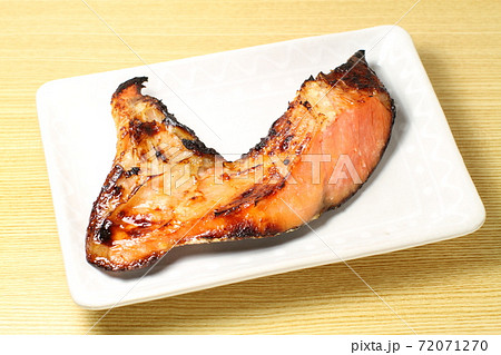 焼き魚、こんがり焼けた銀鮭のカマの塩麹焼き、白い角皿 焼き魚、こんがり焼けた銀鮭のカマの塩麹焼き、白い角皿 72071270
