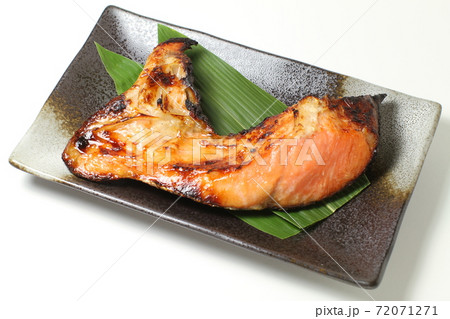 焼き魚、こんがり焼けた銀鮭のカマの塩麹焼き、白バック 72071271
