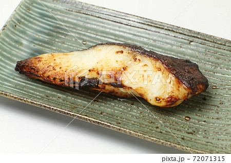 焼き魚、こんがり焼けた銀だらの粕漬け焼き 72071315