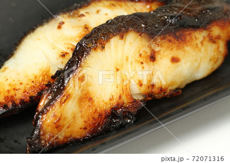 焼き魚、こんがり焼けた銀だらの粕漬け焼きアップ 72071316