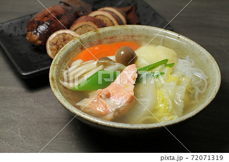 具だくさんの汁物三平汁、北海道の郷土料理三平汁とイカめし 具だくさんの汁物三平汁、北海道の郷土料理三平汁とイカめし 72071319