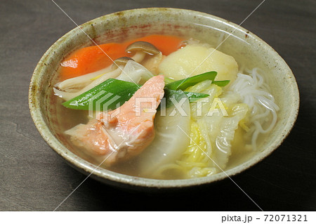 具だくさんの汁物三平汁、北海道の郷土料理三平汁 72071321