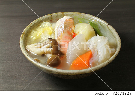 具だくさんの汁物、北海道の郷土料理三平汁 72071325