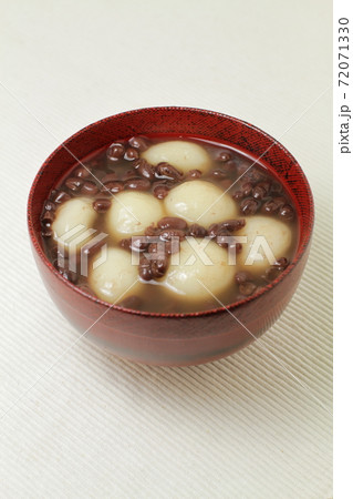お椀盛られたたっぷりな白玉善哉、お汁粉 72071330