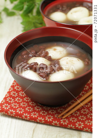 お椀に盛られたたっぷりな白玉善哉、お汁粉 72071331