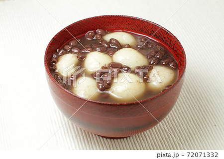 お椀に盛られたたっぷりな白玉善哉、お汁粉 72071332