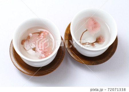 桜茶、桜湯二つ、白バックバックでやや俯瞰 桜茶、桜湯二つ、白バックバックでやや俯瞰 72071338