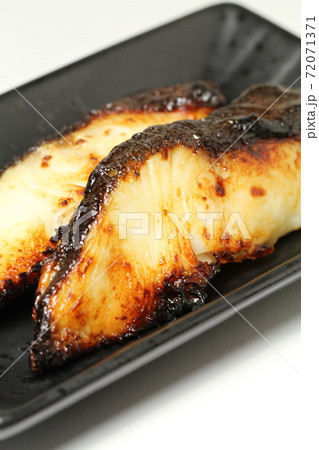 焼き魚、こんがり焼けた銀だらの粕漬け焼き 焼き魚、こんがり焼けた銀だらの粕漬け焼き 72071371