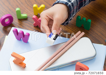 教育イメージ 幼児の手元 教育イメージ 幼児の手元 72071650