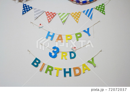 3歳の誕生日を祝う白い背景の壁飾り 72072037