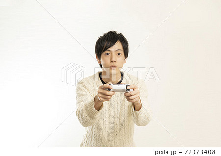 最新ゲーム機でビデオゲームを楽しむ男性/ゲームコントローラー/PS5/プレステ 72073408