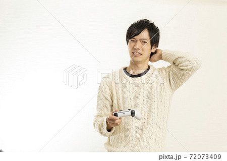 最新ゲーム機でビデオゲームを楽しむ男性/ゲームコントローラー/PS5/プレステ 72073409