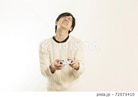 最新ゲーム機でビデオゲームを楽しむ男性/ゲームコントローラー/PS5/プレステ 最新ゲーム機でビデオゲームを楽しむ男性/ゲームコントローラー/PS5/プレステ 72073410
