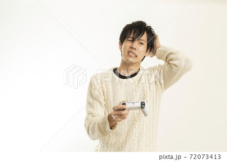 最新ゲーム機でビデオゲームを楽しむ男性/ゲームコントローラー/PS5/プレステ 72073413