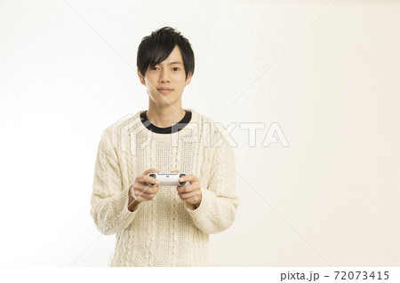 最新ゲーム機でビデオゲームを楽しむ男性/ゲームコントローラー/PS5/プレステ 最新ゲーム機でビデオゲームを楽しむ男性/ゲームコントローラー/PS5/プレステ 72073415