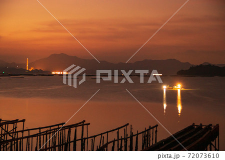 広島県 夜明けの瀬戸内海の牡蠣棚と漁火 広島県 夜明けの瀬戸内海の牡蠣棚と漁火 72073610