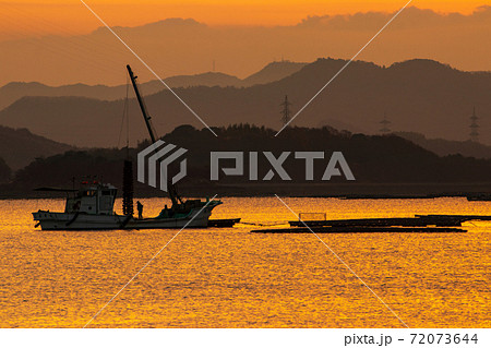 広島県 朝焼けの牡蠣漁の景色 広島県 朝焼けの牡蠣漁の景色 72073644