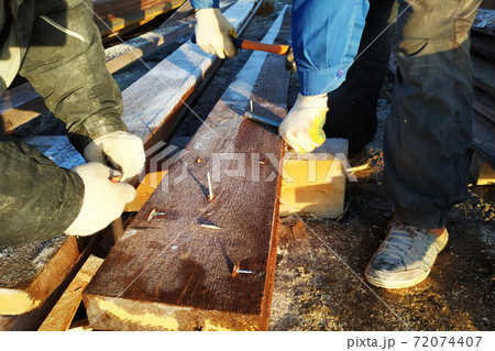 The sharp nail stuffed into the board looks like a sharp tip 72074407