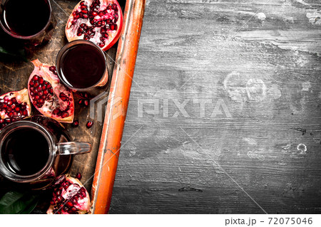 The fresh juice of ripe pomegranate. 72075046