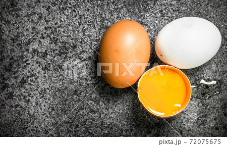 Fresh chicken eggs. 72075675