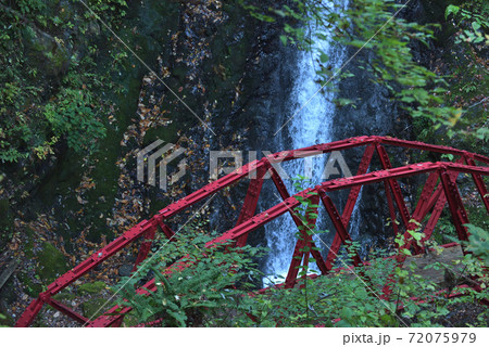 (兵庫県)　天滝への登山道　鼓が滝と赤い橋 72075979