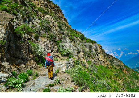 渓谷を歩く住人 72076182