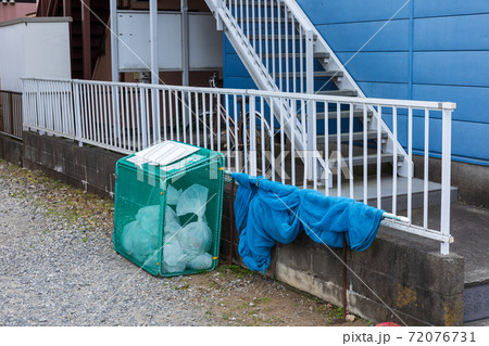 償却ゴミ収集日のゴミ収集場所 72076731