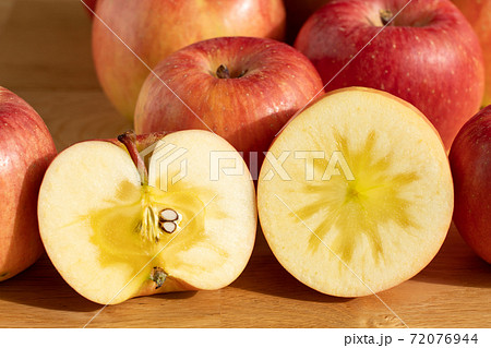 りんご　断面　蜜入り林檎　（11月）　こうとく 72076944