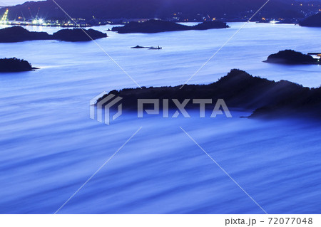 広島県 冬の風物詩海霧漂う夜明けの三原湾 筆影山より 広島県 冬の風物詩海霧漂う夜明けの三原湾 筆影山より 72077048