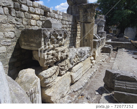 世界遺産　フランス　アルル　古代劇場近くの遺跡 72077252