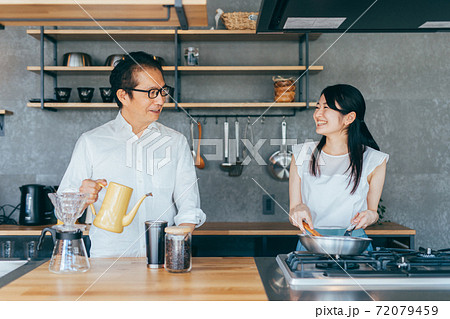 キッチンで料理する男女 72079459
