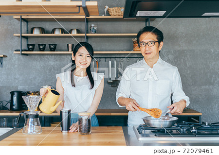 キッチンで料理する男女 72079461