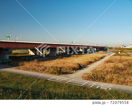 荒川にかかる笹目橋 72079558