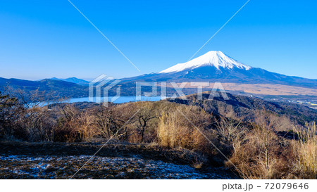 石割山山頂から望む富士山（冬） 72079646