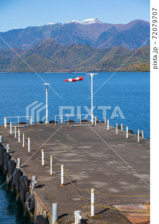 中禅寺湖　歌ヶ浜付近から見た日光白根山方面　紅葉景色　秋景色　　 72079707