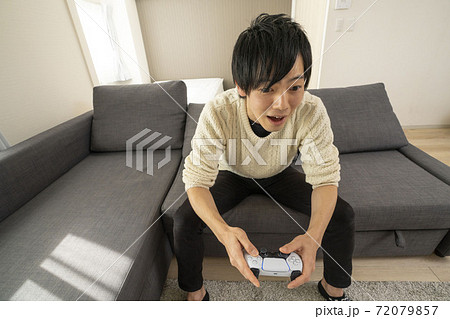 最新テレビゲーム機に夢中になる男性/プレステ/リビング 最新テレビゲーム機に夢中になる男性/プレステ/リビング 72079857